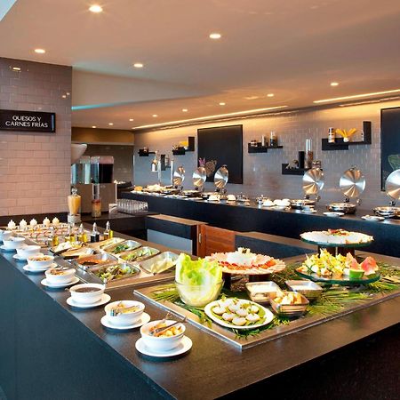 Marriott Tuxtla Gutierrez Hotel Zewnętrze zdjęcie A buffet at a hotel