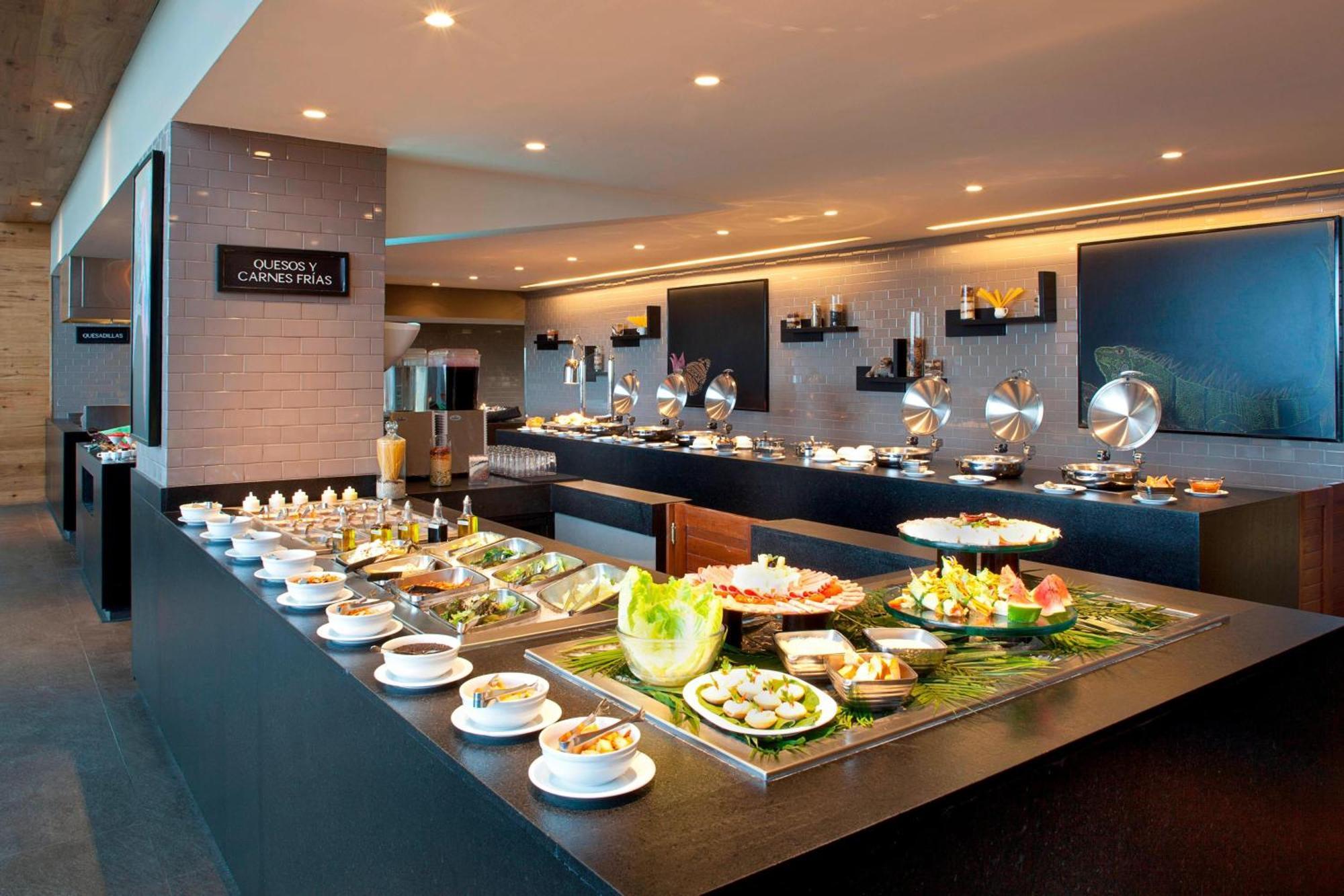 Marriott Tuxtla Gutierrez Hotel Zewnętrze zdjęcie A buffet at a hotel
