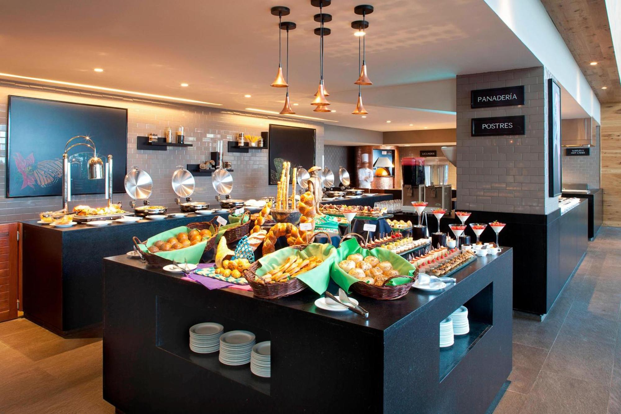Marriott Tuxtla Gutierrez Hotel Zewnętrze zdjęcie Buffet at a hotel